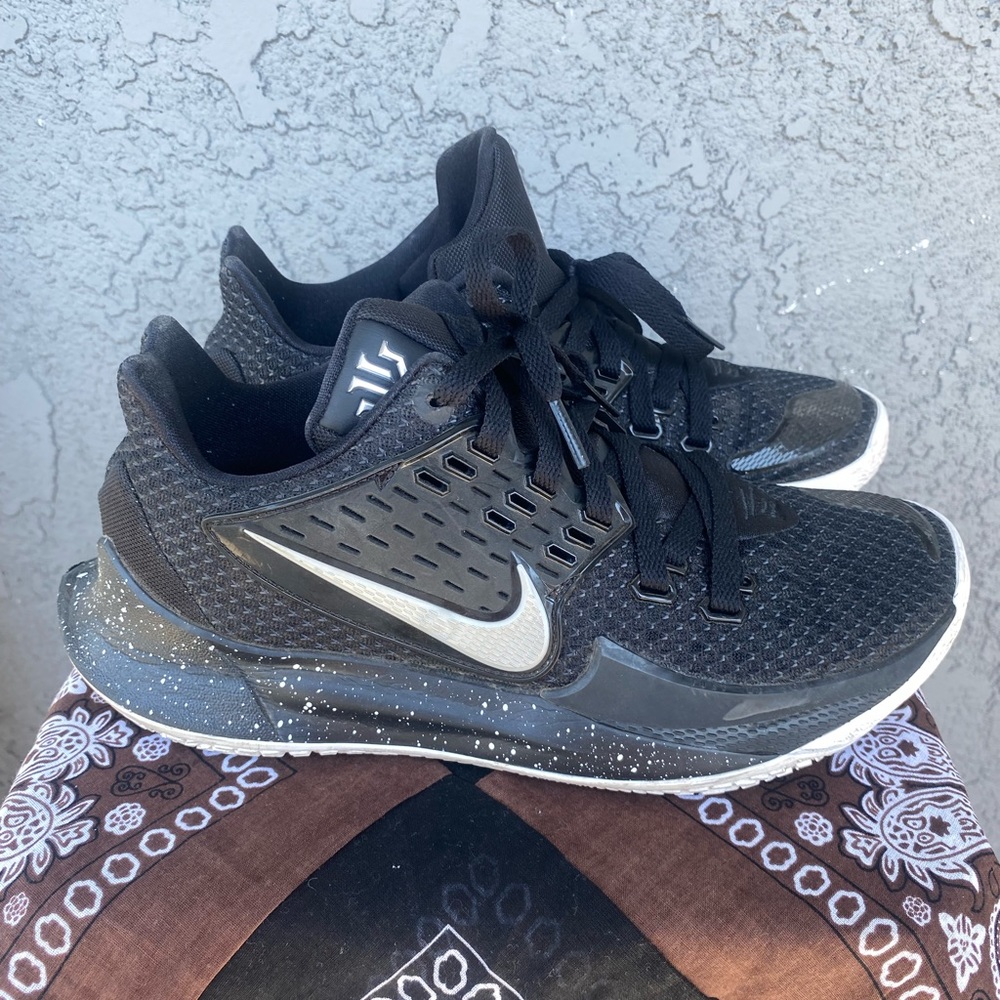 Kyrie Low 2 basketball shoe